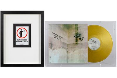 BANKSY (° 1974) ensemble (2) objets encadrés : - disque viny…