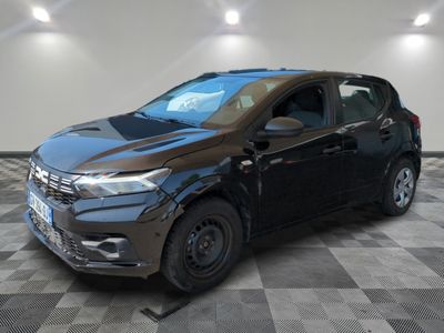 la voiture noire est garée sur un sol en damier dans le garage