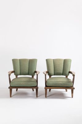 une paire de fauteuils rembourrés verts avec accoudoirs