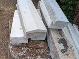 un tas de parpaings posés par terre dans la cour