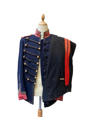 une photo d'une veste militaire sur un mannequin