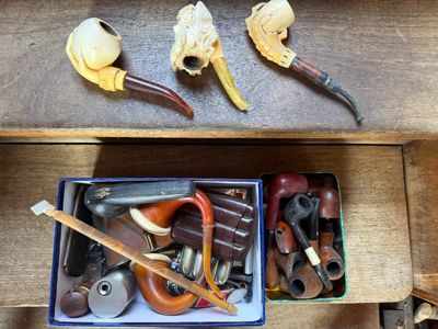 une boîte contenant de nombreux types de pipes