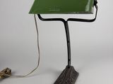 une photo d'une lampe de bureau verte posée sur un pied en métal