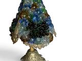 une image représentant un sapin de Noël en verre posé sur un socle