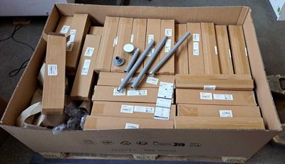 une boîte en carton remplie d'outils de toutes sortes