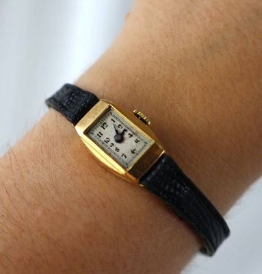le poignet d'une femme sur lequel est posée une montre