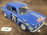 une petite voiture bleue avec un numéro sur le côté