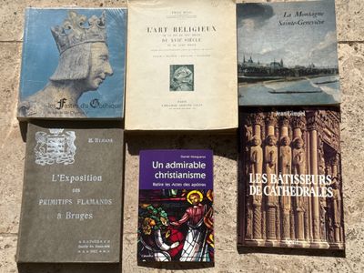 plusieurs livres posés par terre, les uns à côté des autres