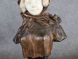buste en marbre représentant une femme coiffée d'un bonnet et d'un foulard