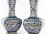 paire de vases bleus et blancs ornés d'oiseaux et de fleurs