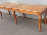 une table en bois posée sur le trottoir