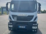 un camion garé sur le côté de la route