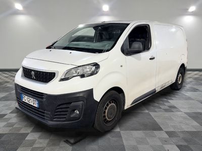 la camionnette blanche est garée sur le sol en damier d'une pièce