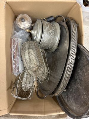 une boîte contenant de nombreux objets