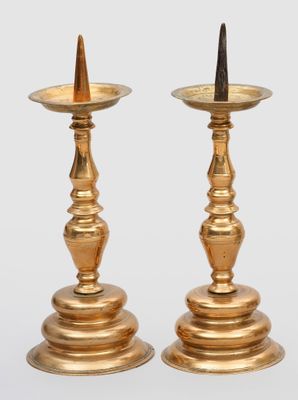 Leuchter Paar barocke avec Treppenfuß Messing. La partie sup…