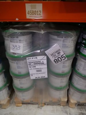 beaucoup de récipients en plastique qui se trouvent sur l'étagère