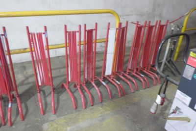de nombreux poteaux rouges qui se trouvent dans un parking couvert