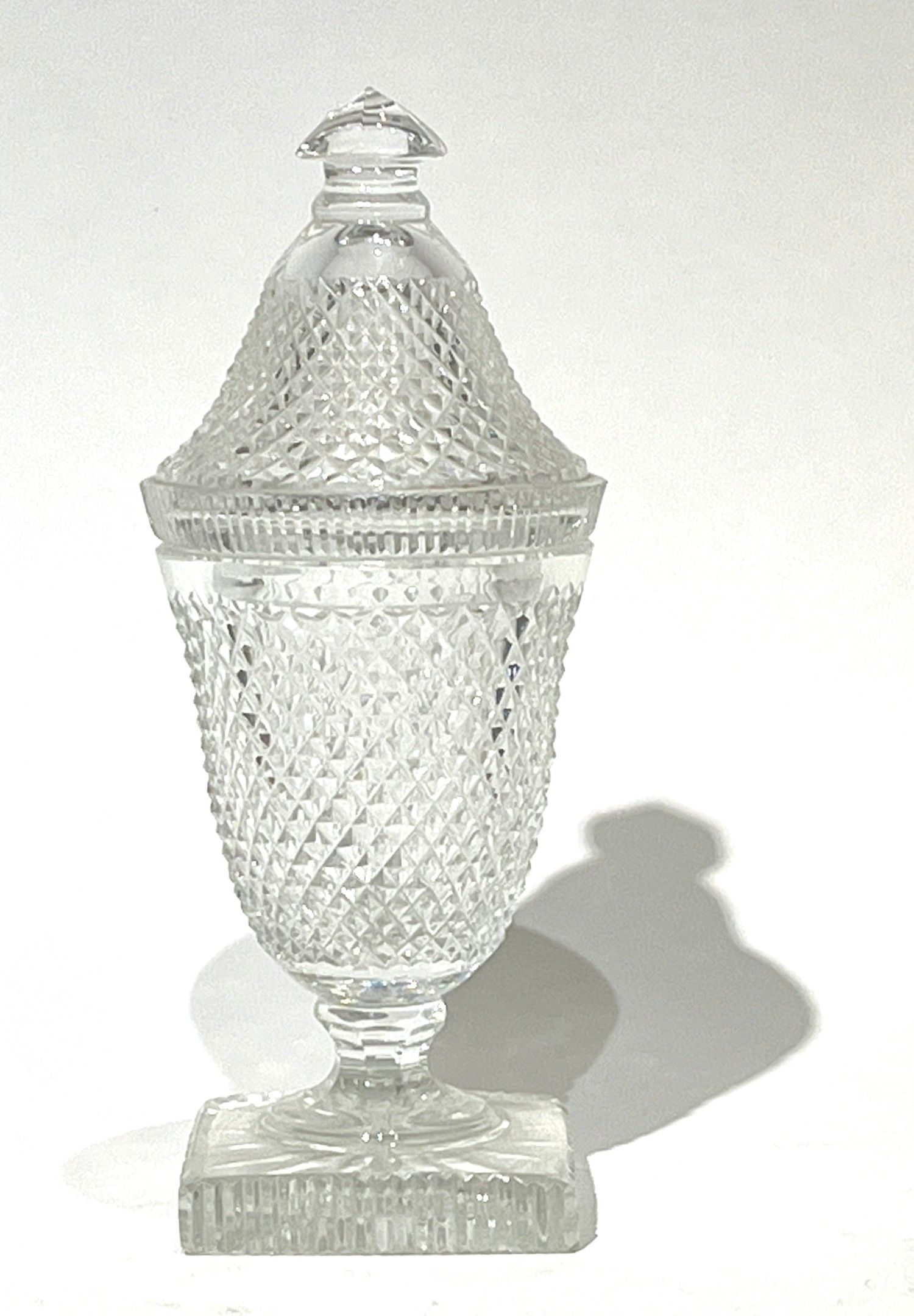 Dans le goût de BACCARAT. Pot couvert ou urne en cristal taillé à décor "pointes de diamant". Fin du XIXe siècle. H. ...