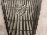 une grille métallique fixée au mur d'un immeuble