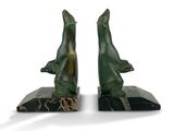 paire de serre-livres Art déco représentant un phoque sur un socle en marbre