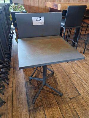 des tables et des chaises dans un restaurant, avec une étiquette de prix posée sur la table