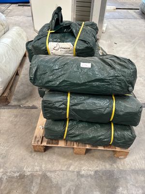 une pile de sacs posée sur une palette dans un entrepôt