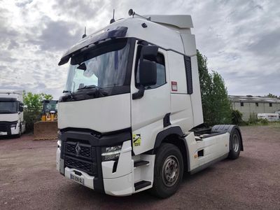 une photo d'un camion blanc garé dans un parking