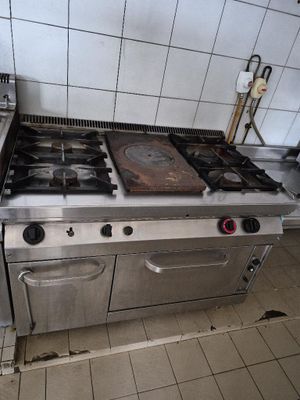 une cuisine équipée d'une cuisinière, d'un four et d'un évier