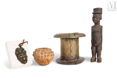 une petite statue représentant un homme debout, à côté d'autres objets