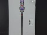 le carton de l'aspirateur sans fil Dyson V8 Advanced