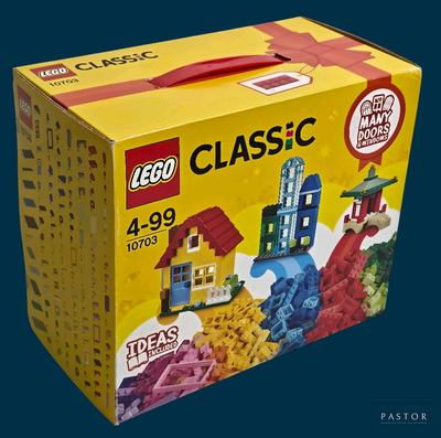une boîte de Lego posée sur une table