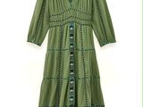 une photo d'une robe verte sur un cintre