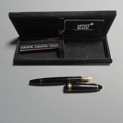 un stylo noir et une boîte noire contenant un stylo