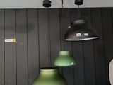 trois lampes vertes suspendues au plafond dans une pièce