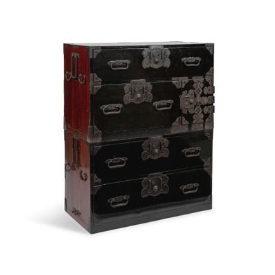 une commode noire comportant de nombreux tiroirs