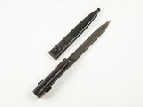 Deux stylos noirs sont posés l'un à côté de l'autre sur une surface blanche