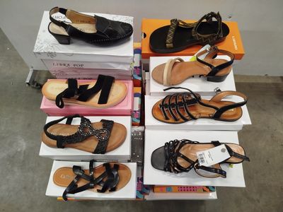 plusieurs paires de sandales pour femmes exposées dans un magasin de chaussures
