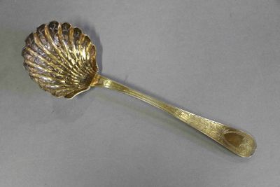 une cuillère en argent ornée d'une coquille en or