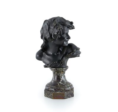 un buste antique en bronze représentant une femme, posé sur un socle en marbre
