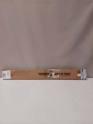 une boîte de brosses à dents posée sur une table blanche