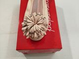 des ballerines avec une fleur sur le devant de la boîte à chaussures