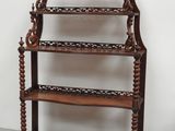 une vieille étagère en bois comportant quatre tablettes