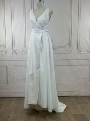 the back of a white dress on a mannequin mannequin mannequin mannequin mannequin mannequin mannequin mannequin
