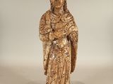 l'image d'une statue représentant une femme tenant un bébé dans ses bras