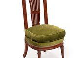 une image représentant une chaise sur laquelle est posé un coussin vert