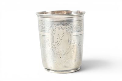 une coupe en argent ornée d'un motif sur fond blanc