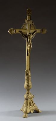 crucifix en laiton représentant Jésus sur la croix, posé sur un socle
