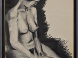 dessin représentant une femme nue assise sur une chaise, dans un cadre en noir et blanc