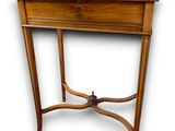 une image d'une table en bois avec un plateau en marbre