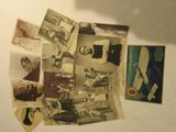 de nombreuses vieilles photos d'hommes et de femmes sur un réfrigérateur
